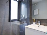Šviesi vila su modernaus dizaino vonios kambariu